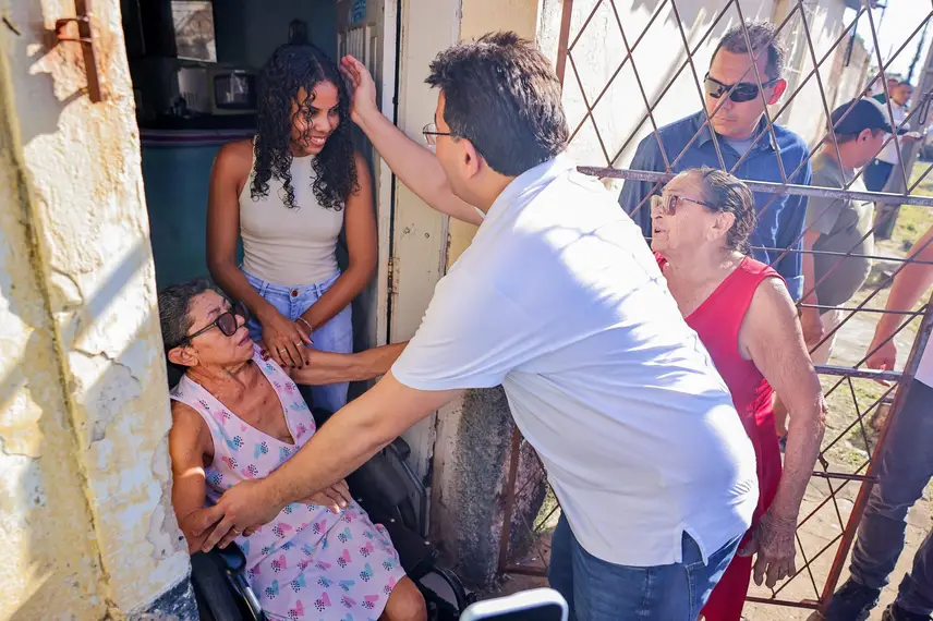 Rafael Fonteles conversa com senhora cadeirante Rafael Fonteles conversa com senhora cadeirante