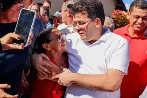 Rafael sendo abraçado em Piripiri Rafael sendo abraçado em Piripiri