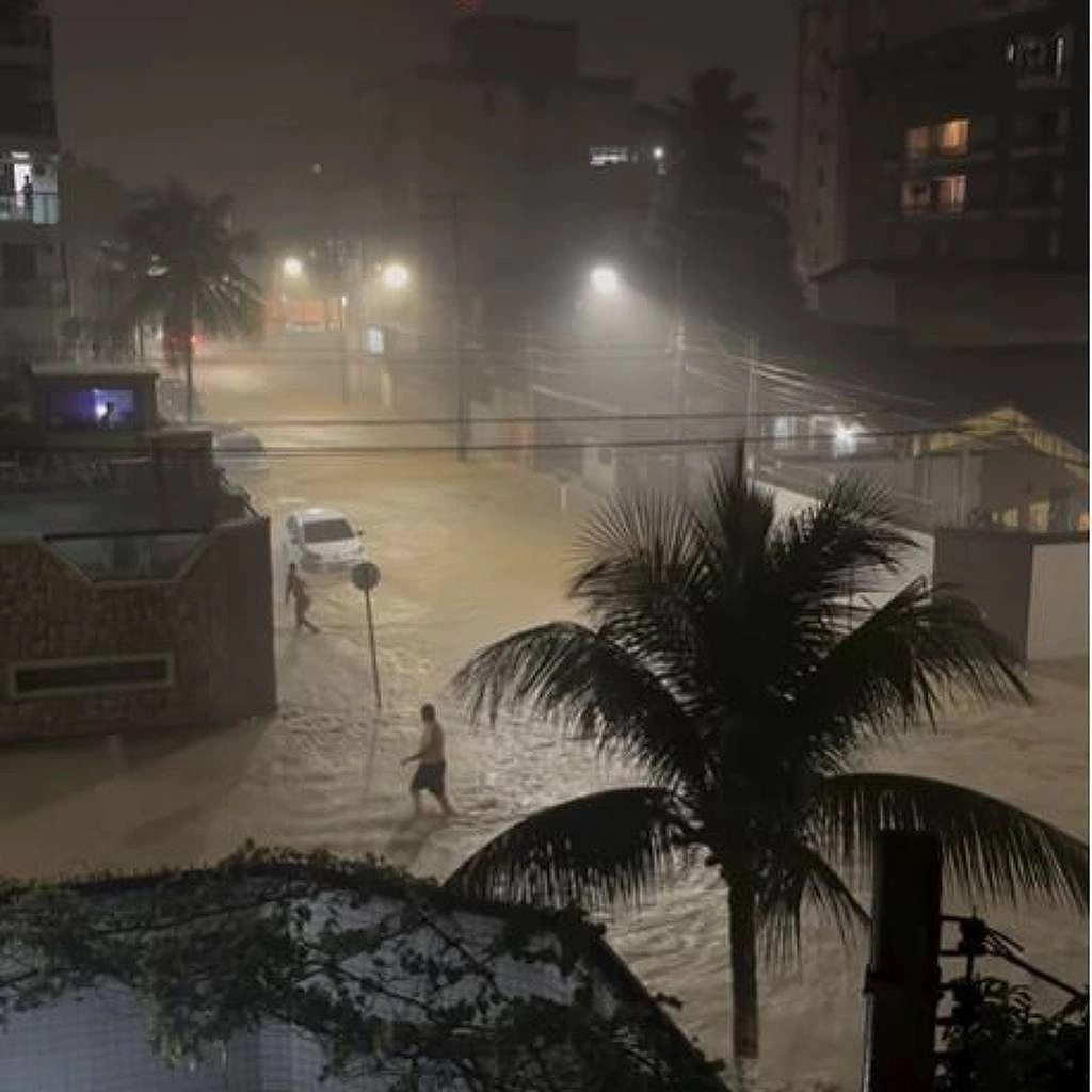 Rua alagada no bairro da Enseada, em Guarujá, na noite deste sábado (19), devido ao temporal que atinge o litoral paulista