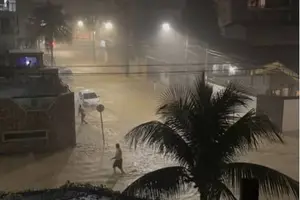 Rua alagada no bairro da Enseada, em Guarujá, na noite deste sábado (19), devido ao temporal que atinge o litoral paulista (Foto: Redes Sociais)