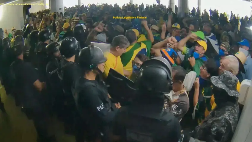 Tentativa da Polícia do Legislativo Federal tentando conter os golpistas. Tentativa da Polícia do Legislativo Federal tentando conter os golpistas.