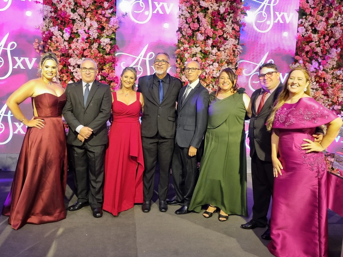 Tios da aniversariante: Raimundo José, Francisca, Francisco das Chagas, Luis Alberto, Ângela, Carlos o Carlin e a mãe Socorro Araújo.