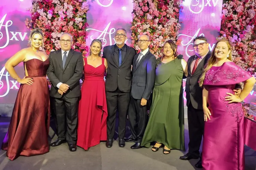 Tios da aniversariante: Raimundo José, Francisca, Francisco das Chagas, Luis Alberto, Ângela, Carlos o Carlin e a mãe Socorro Araújo. Tios da aniversariante: Raimundo José, Francisca, Francisco das Chagas, Luis Alberto, Ângela, Carlos o Carlin e a mãe Socorro Araújo.