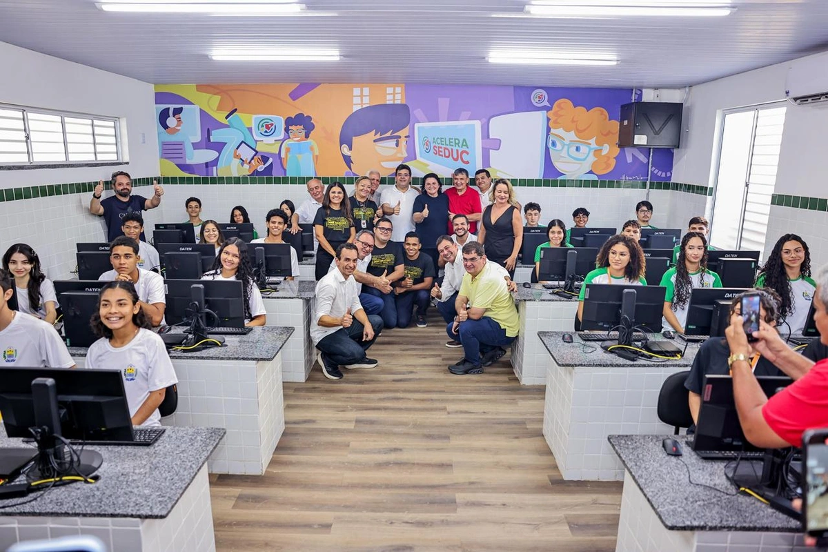 Vistoria em uma das salas da escola reinaugurada em Piripiri