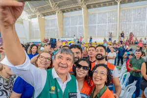 Wellington Dias tirando um selfie com participantes do evento. (Foto: Roberta Aline/MDS)