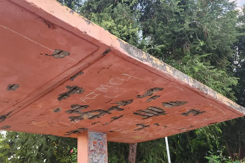 Abrigo de parada de ônibus em colapso no Mocambinho Abrigo de parada de ônibus em colapso no Mocambinho