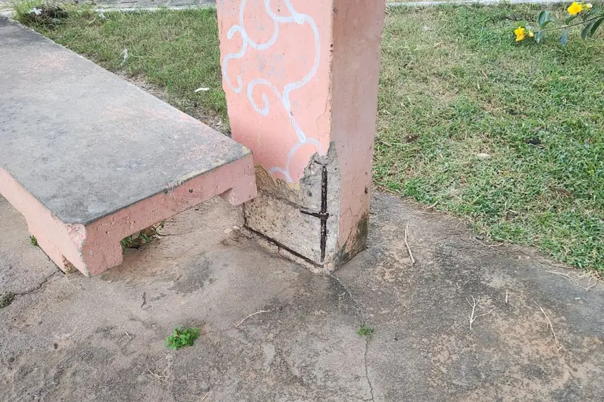 Abrigo de parada de ônibus em colapso no Mocambinho Abrigo de parada de ônibus em colapso no Mocambinho