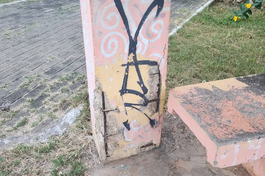 Abrigo de parada de ônibus em colapso no Mocambinho Abrigo de parada de ônibus em colapso no Mocambinho