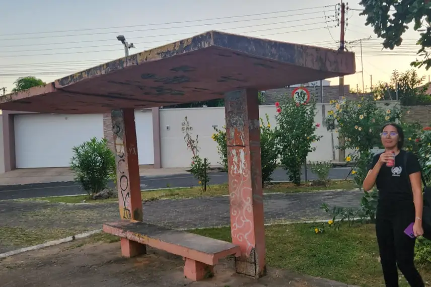 Abrigo de parada de ônibus em colapso no Mocambinho Abrigo de parada de ônibus em colapso no Mocambinho
