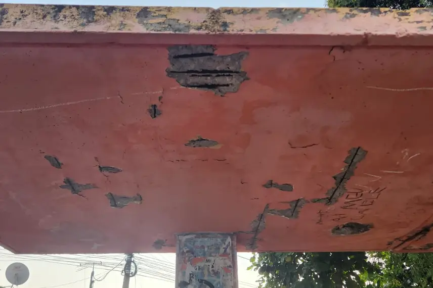 Abrigo de parada de ônibus em colapso no Mocambinho Abrigo de parada de ônibus em colapso no Mocambinho