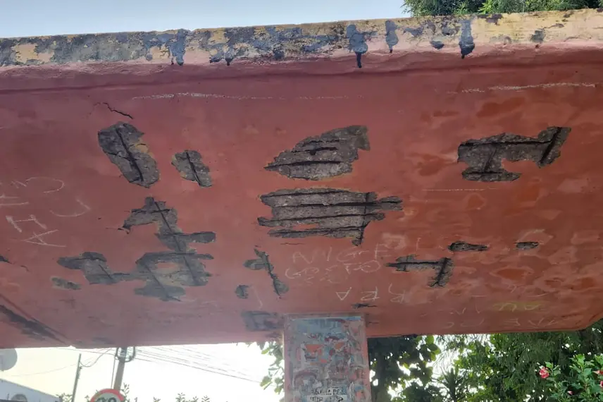Abrigo de parada de ônibus em colapso no Mocambinho Abrigo de parada de ônibus em colapso no Mocambinho