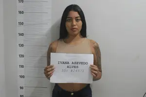 Ana Azevedo sendo identificada para o banco de dados da polícia (Foto: SSP-PI)