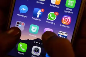 Aplicativos de redes sociais no celular (Foto: Arun Sankar - 22.mar.18/AFP)