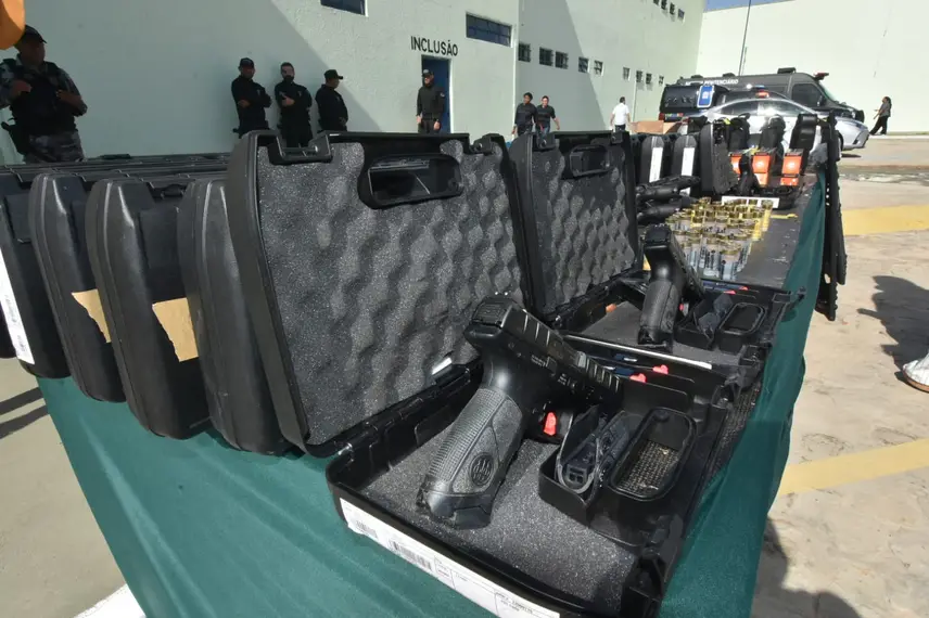 Armas e equipamentos entregues Armas e equipamentos entregues