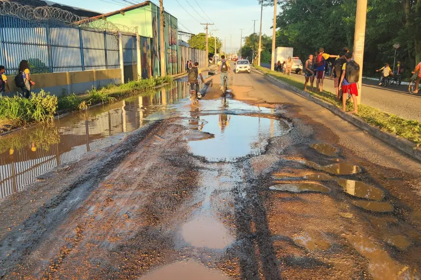 Avenida São Francisco na Extrema, crianças dividem espaço com veículos Avenida São Francisco na Extrema, crianças dividem espaço com veículos