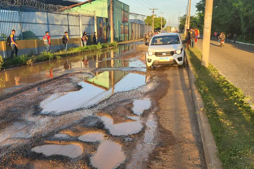 Avenida São Francisco na Extrema, crianças dividem espaço com veículos Avenida São Francisco na Extrema, crianças dividem espaço com veículos