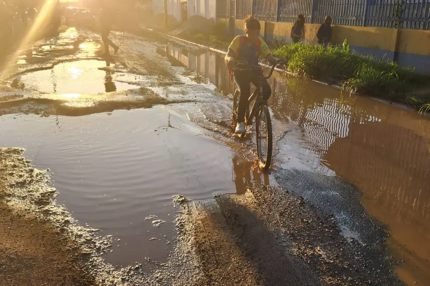 Avenida São Francisco na Extrema, crianças dividem espaço com veículos Avenida São Francisco na Extrema, crianças dividem espaço com veículos
