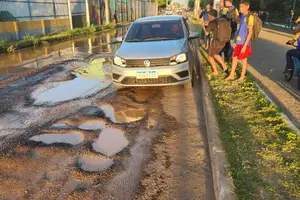 Avenida São Francisco na Extrema, crianças dividem espaço com veículos (Foto: Revista40graus)