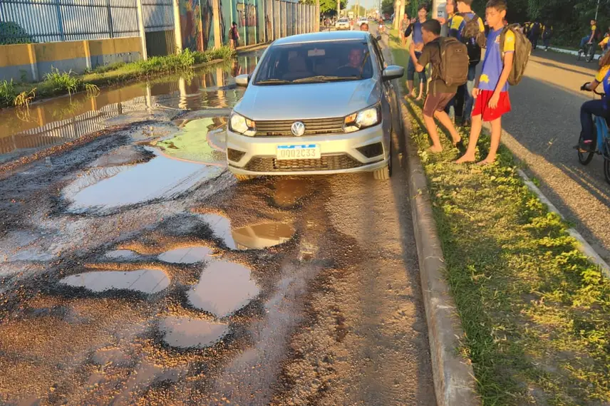 Avenida São Francisco na Extrema, crianças dividem espaço com veículos Avenida São Francisco na Extrema, crianças dividem espaço com veículos