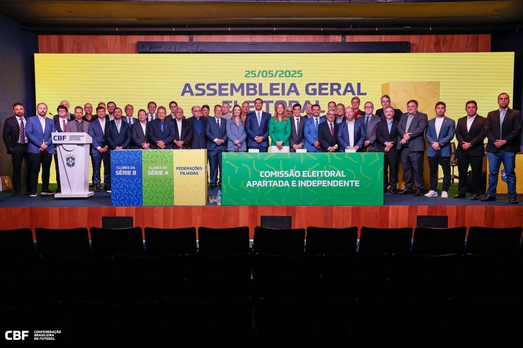 Eleito presidente da CBF, Samir Xaud posa junto com presidentes de federações e clubes