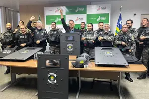 Entrega de equipamentos de proteção e tático (Foto: Reprodução)