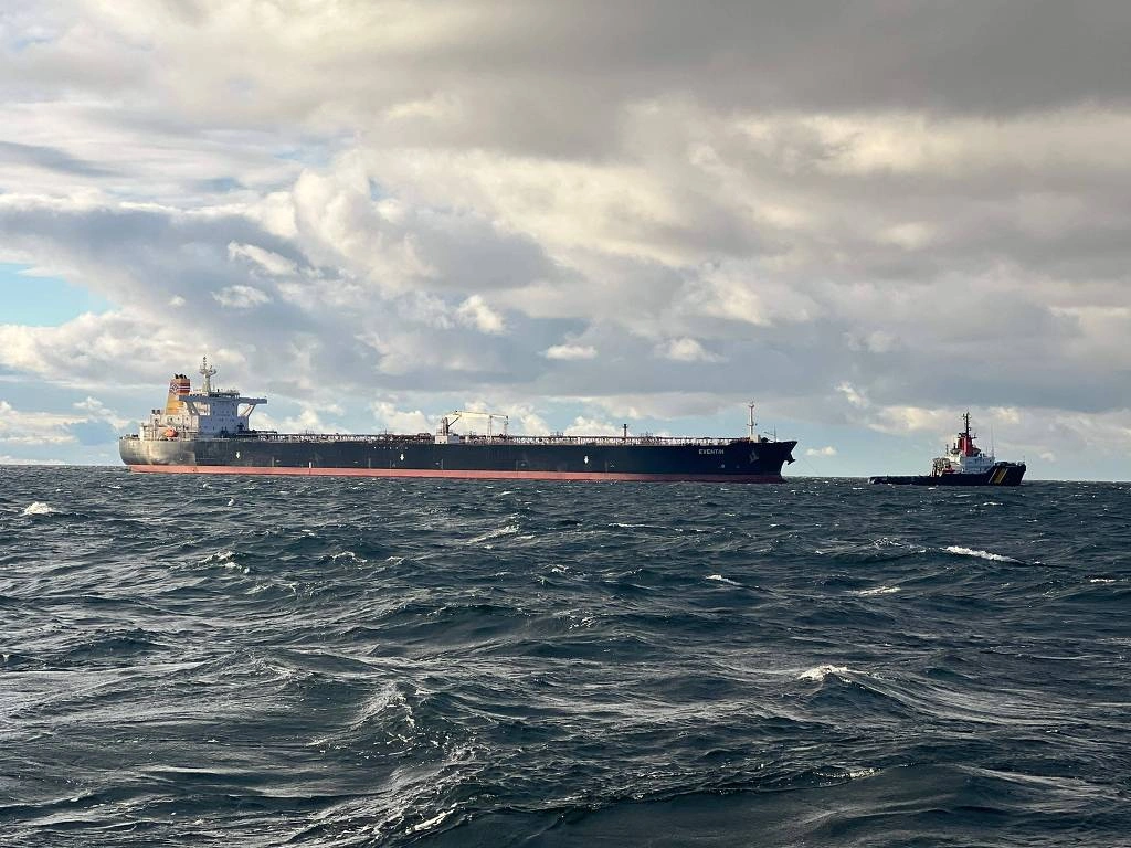 Imagem do Eventin, petroleiro de bandeira panamenha, que faria parte da frota fantasma que transporta petróleo russo e ficou à deriva no começo deste no mar Báltico, sendo conduzido por um rebocador alemão