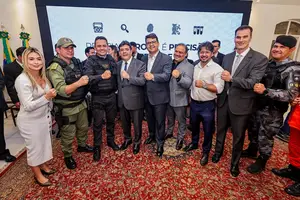 Membros das Forças de Segurança com o Governador Rafael Fonteles (Foto: Gabriel Paulino)