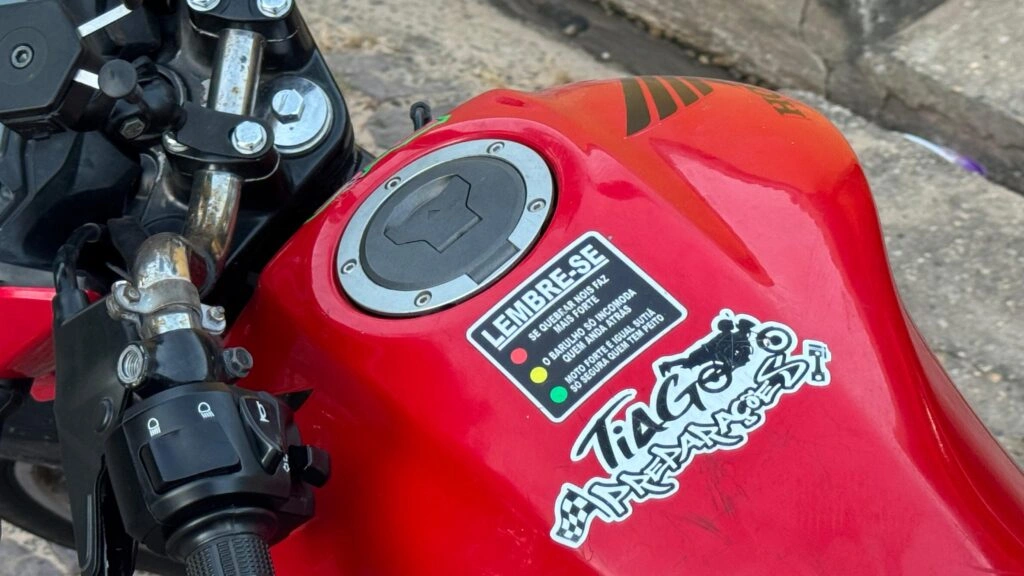 Moto apreendida vejam os dizeres no tanque do veículo