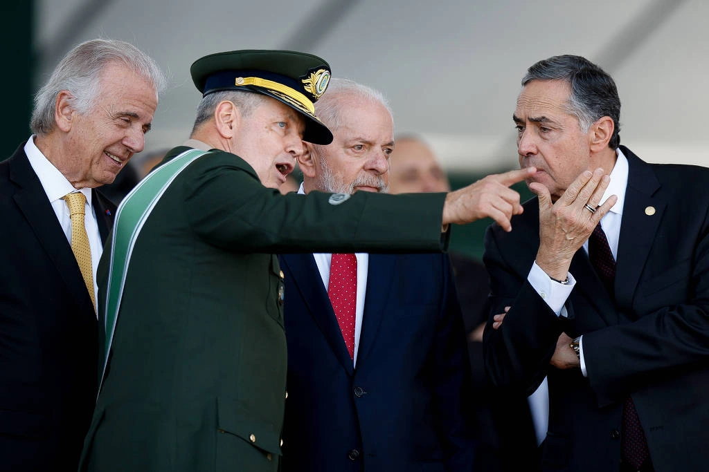 O comandante do Exército, general Tomás Paiva, em conversa com o presidente Lula, o ministro da Defesa, José Mucio Monteiro, e o presidente do STF, ministro Luís Roberto Barroso