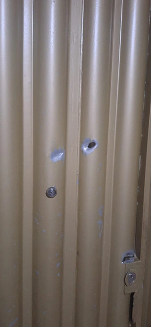 Porta com marca de tiro de arma de fogo