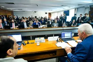 Proposta aprovada na CCJ acaba com reeleição e amplia mandatos para 5 anos a partir de 2034. (Foto: Senado Noticias)
