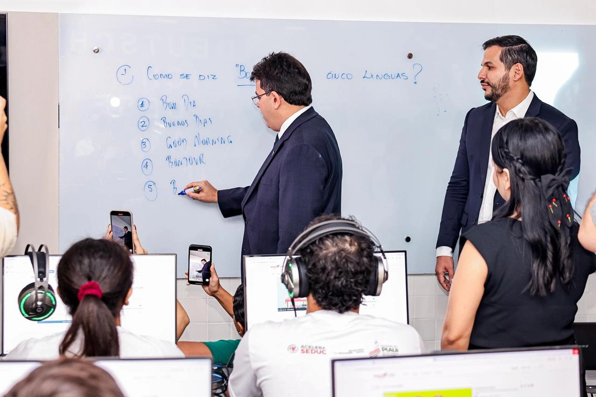 Rafael e Bandeira em sala de aula