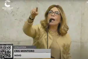 A vereadora Cris Monteiro (Novo) durante fala na sessão da Câmara em 29 de abril. 'Uma mulher branca, bonita e rica incomoda muito vocês", disse (Foto: TV Câmara)