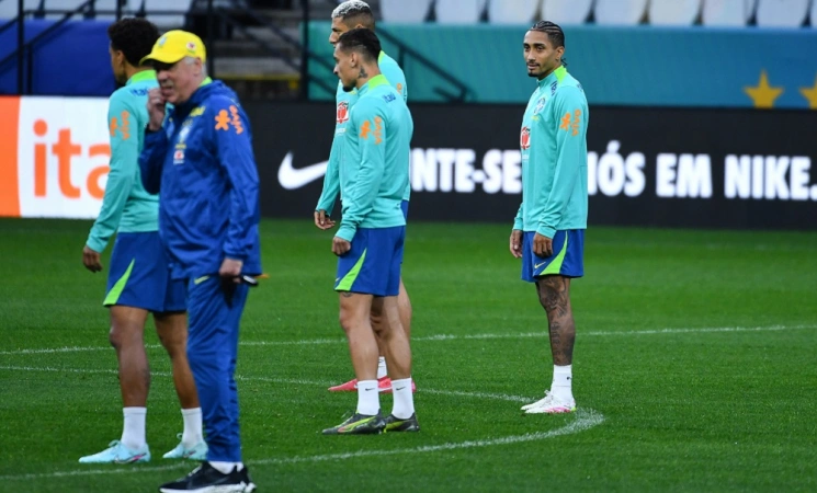Ancelotti comandando treino da Seleção.