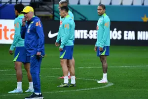 Ancelotti comandando treino da Seleção. (Foto: iimagem de reprodução)