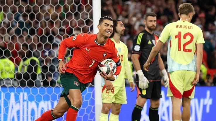 Cristiano Ronaldo comemorando gol de empate contra a Espanha na Final da Nations League.