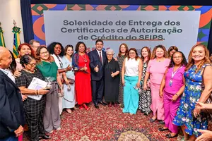 Entrega dos certificados (Foto: Gabriel Paulino)