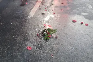 Flores ao chão e sangue (Foto: Reprodução)