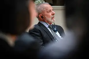 Lula acompanha tradução simultânea de fala durante visita à sede da Interpol, em Lyon (França) (Foto: Olivier Chassignole - 9.jun.2025/AFP)