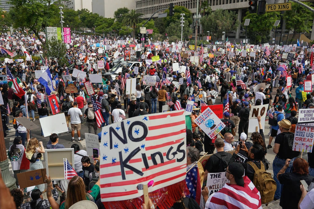 Manifestantes anti-Trump saem neste sábado (14) às ruas de Los Angeles, que vive tensão por protestos contra políticas de migração da Casa Branca