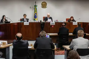 Mauro Cid é primeiro a falar no primeiro dia de depoimentos de réus da trama golpista na Primeira Turma do STF (Foto: Gabriela Biló)