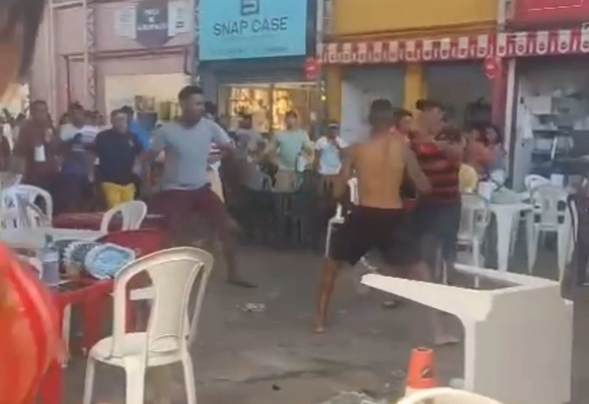 No último domingo, dois homens brigaram espantando os clientes que estavam no mercado.