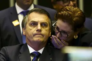 O então presidente Jair Bolsonaro e a deputada Carla Zambelli durante sessão solene em homenagem ao ator Carlos Alberto de Nóbrega, na Câmara dos Deputados (Foto: Marcelo Camargo - 29.mai.19/Agência Brasil)