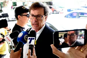 O ex-ministro Gilson Machado no IML do Recife após ter sido preso pela PF (Foto: João Carlos Mazella/Fotoarena/Agência O Globo)