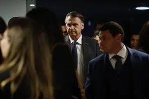 O ex presidente Jair Bolsonaro acompanha a sessão de interrogatório dos réus acusados no inquérito do golpe por parte do ministro do STF Alexandre de Moraes, na primeira turma do Supremo Tribunal Federal (Foto: Pedro Ladeira)