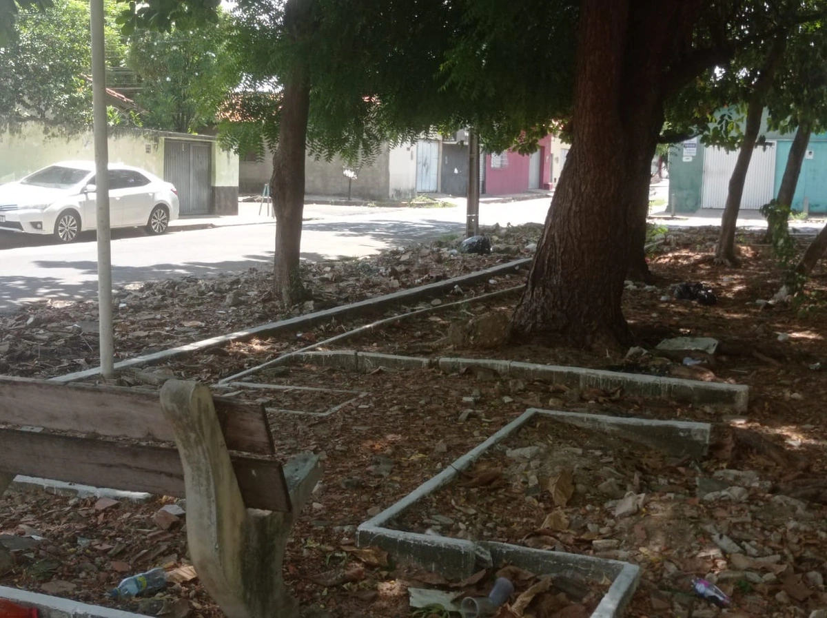 Os bancos estão quebrados, os jardins deram lugar aos entulhos na Praça da Brita no bairro Dirceu I