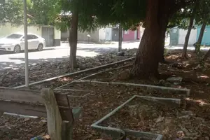 Os bancos estão quebrados, os jardins deram lugar aos entulhos na Praça da Brita no bairro Dirceu I (Foto: Revista40Graus)