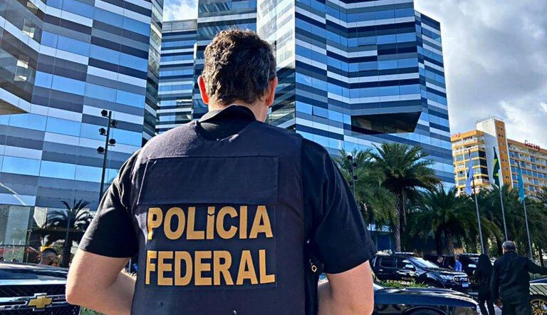 Polícia Federal agente em frente a sede em Brasilía