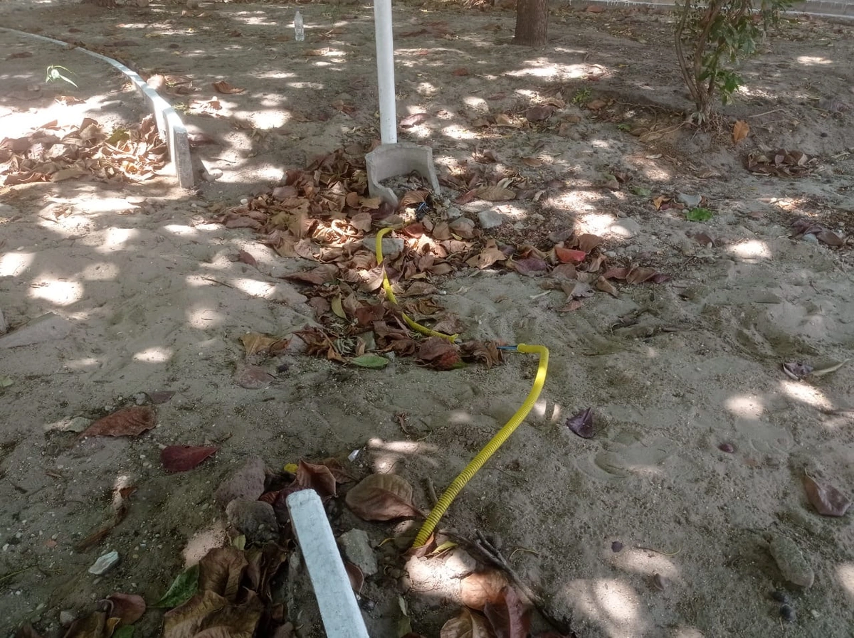 Postes caídos, fios elétricos expostos na Praça da Brita no bairro Dirceu I