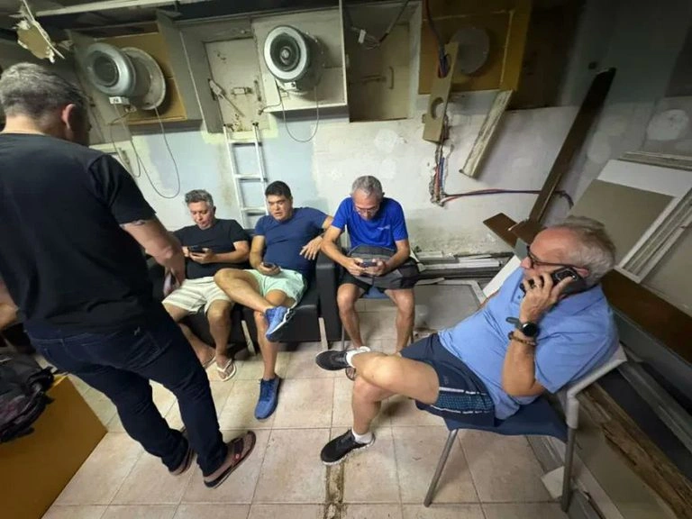 Prefeitos e outras autoridades brasileiras isolados em Israel